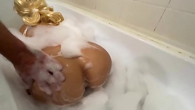 The sonnie went to his mom bath and helped to wash. assfuck and blowage